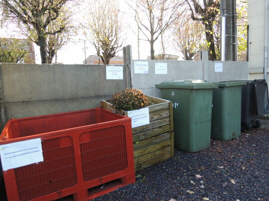Benne pour le compost dans le cimetière