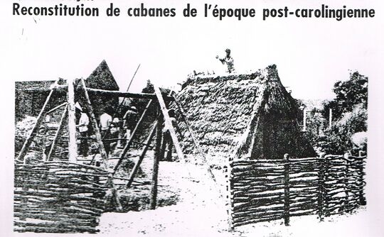 Entre 1982 et 1991, les bénévoles du site reconstruisent des bâtiments carolingiens  à l'emplacement même des trous de poteaux mis en évidence lors des fouilles.