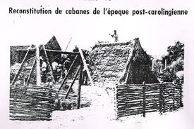 Entre 1982 et 1991, les bénévoles du site reconstruisent des bâtiments carolingiens  à l'emplacement même des trous de poteaux mis en évidence lors des fouilles.
