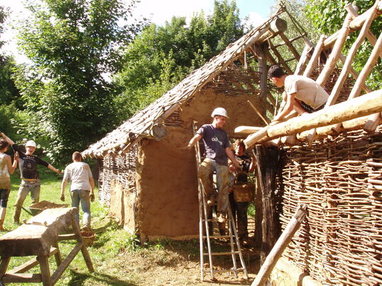 Entre 2005 et 2009 de jeunes bénévoles du club "du Vieux Manoir" restituent sur l'Archéo'site une unité villageoise carolingienne.